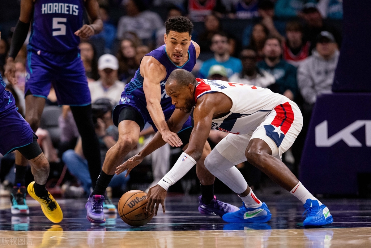 黄蜂队队员凭借个人能力上演绝杀，助球队逆转胜