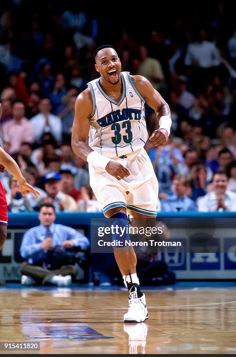 黄蜂队队员凭借个人能力上演绝杀，助球队逆转胜