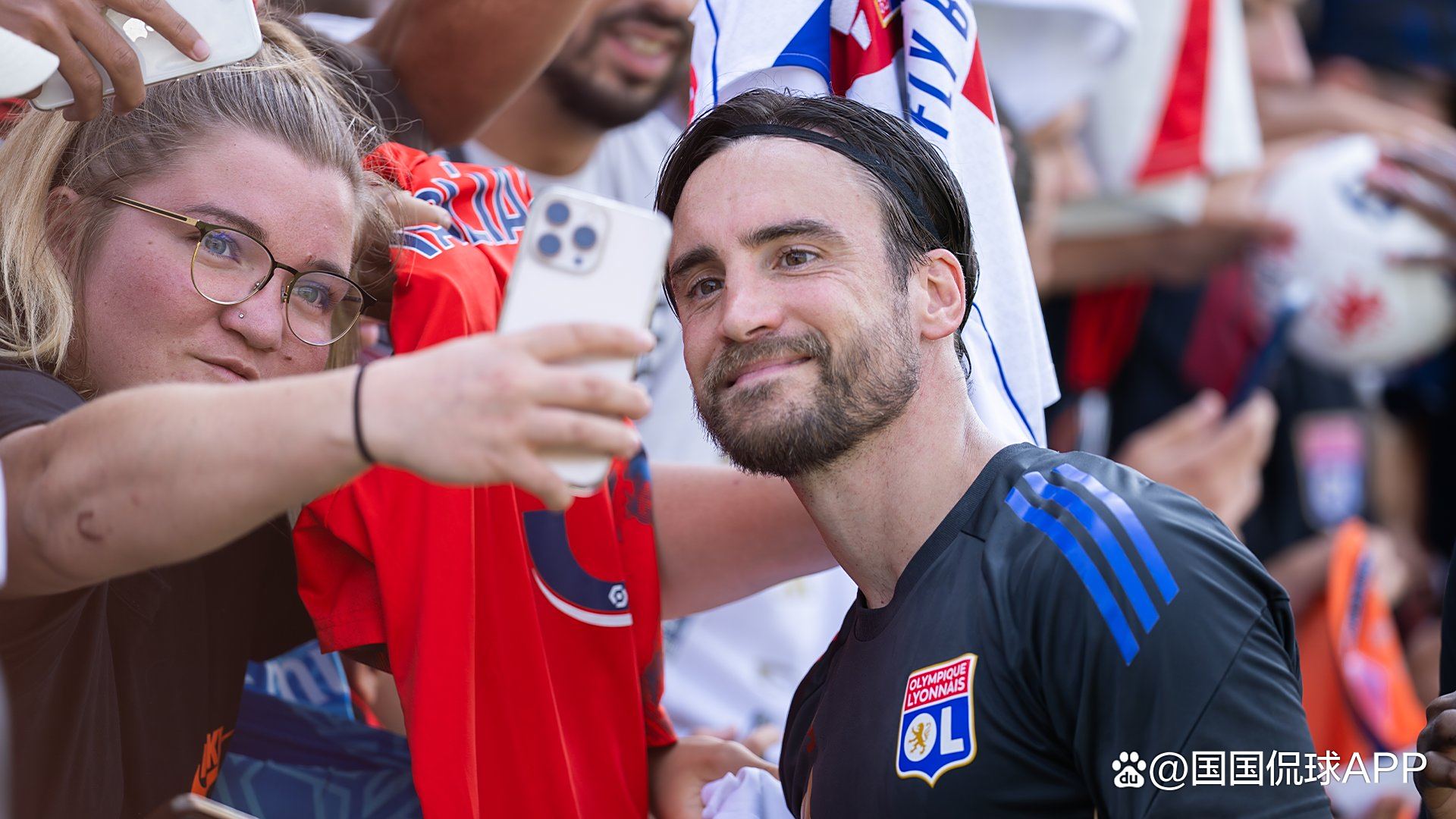 关于里昂宝贵三分，法甲战事持续激烈的信息