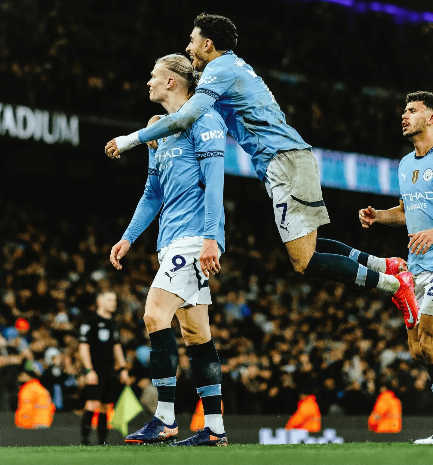 关于曼城与切尔西将展开顶级对决的信息