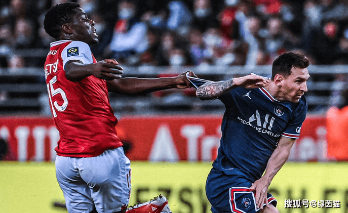 甘冈队员集体向球迷致谢，展现团队合作精神