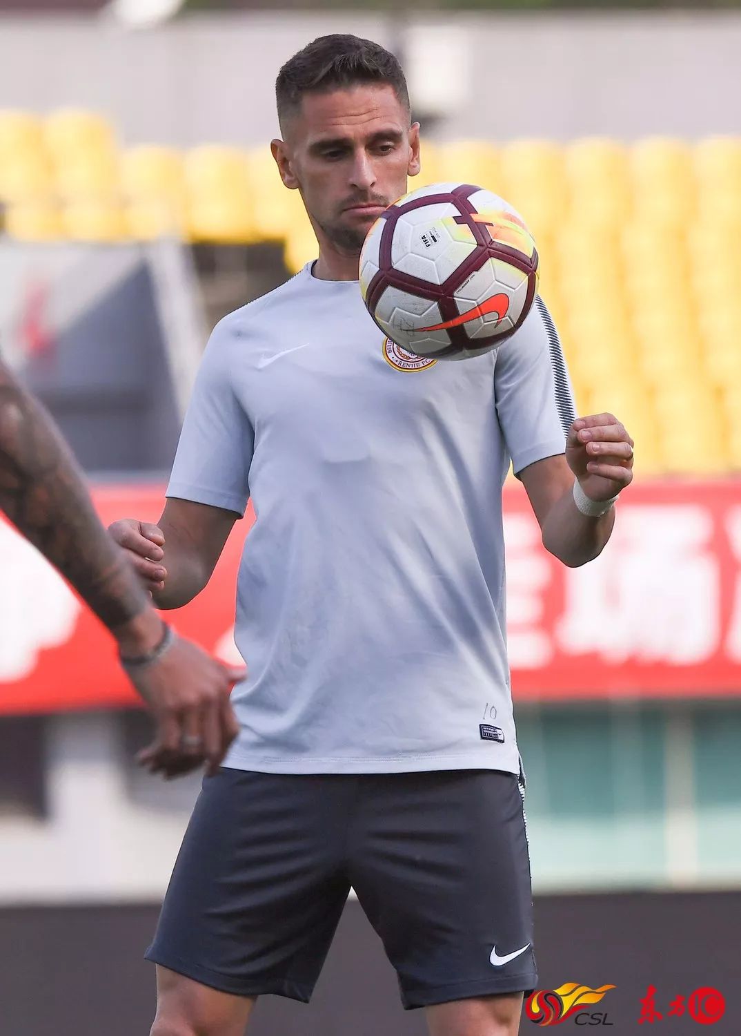 包含桑坦德主场取胜，延续连胜势头的词条