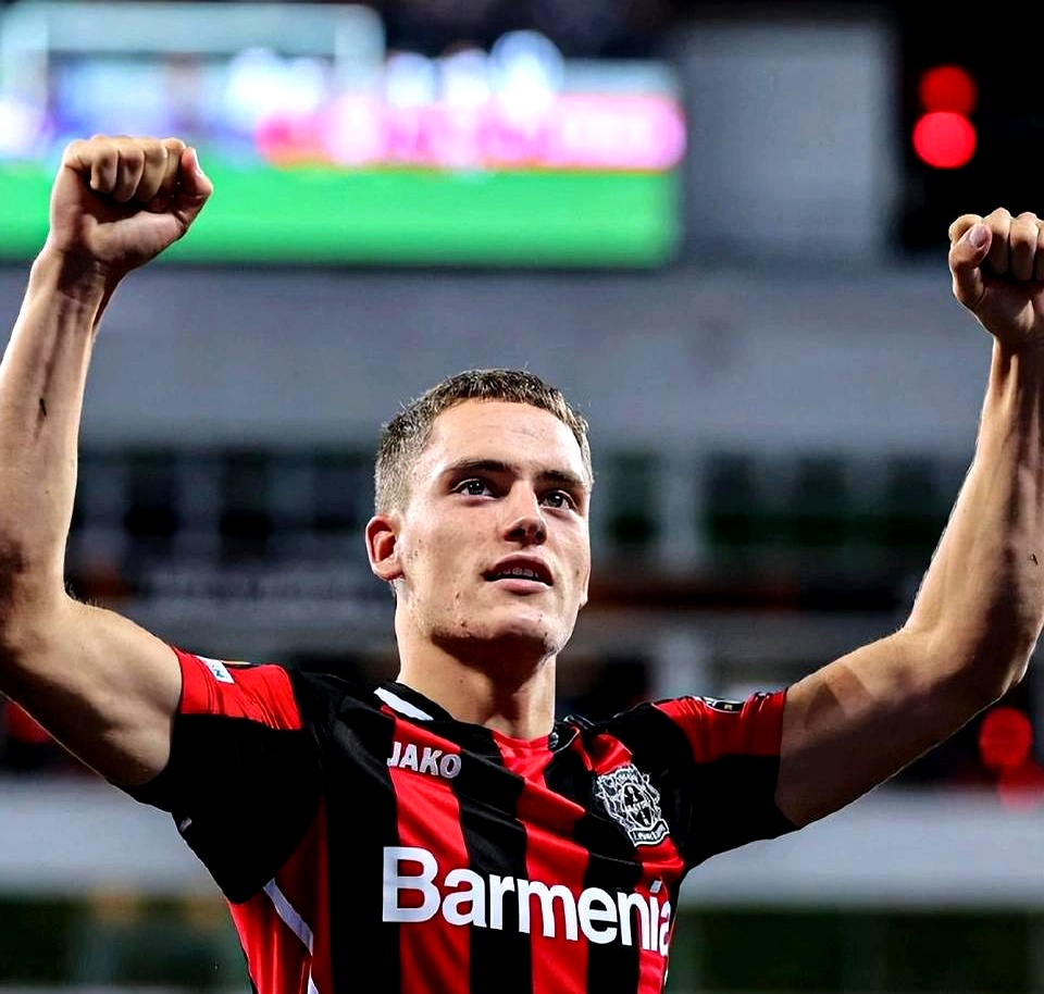 勒沃库森队员争议判罚,表达不满 勒沃库森队员争议判罚,表达不满