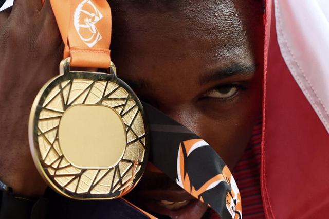 包含美国田径选手在百米赛跑中远超对手,轻松夺魁的词条 包含美国田径选手在百米赛跑中远超对手,轻松夺魁的词条